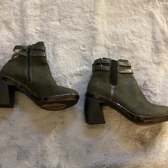 NWOT Fly London green leather ankle boots size 37 - Picture 3 of 6
